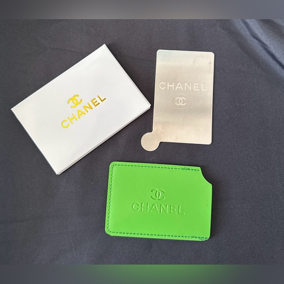 CHANEL Green Mirror Can Be Used As Card Holder - Picture 4 of 4